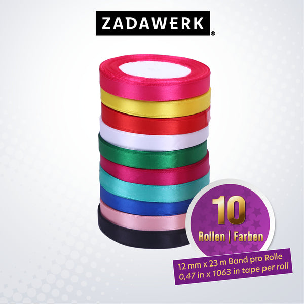 Das glänzende Satinband standard von ZADAWERK. Eine Packung, 10 Rollen in unterschiedlichen, satten Farben. Maße pro Rolle: 12 mm Breite und 23 Meter Länge.