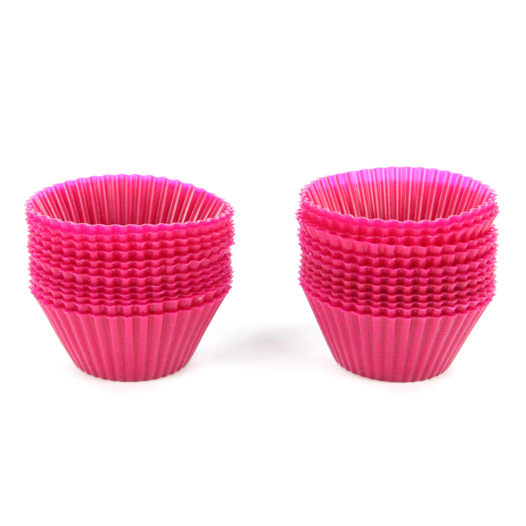 Zwei Stapel Muffinförmchen aus pinkfarbenem, Silikon nebeneinander, je 12 Stück