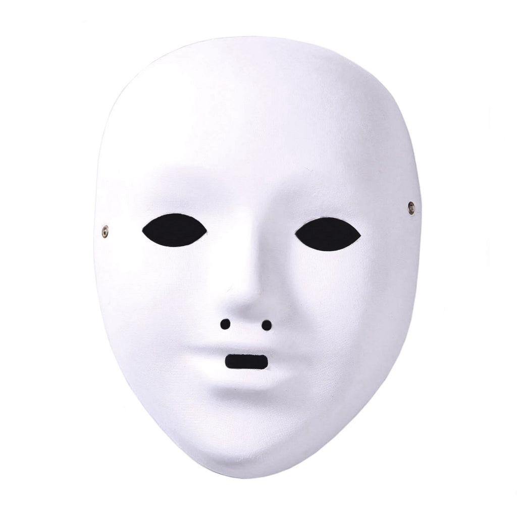 Frontale Ansicht einer weißen Maske für Kinder. Für Augen, Mund und Nase wurden bereits Löcher in das Material geschnitten.
