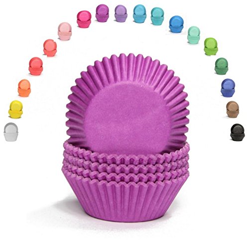 Violette Papierbackförmchen für Muffins und Cupcakes in Standardgröße. Ein Bogen mit allen verfügbaren Farben ist über dem Packungsinhalt zu sehen.