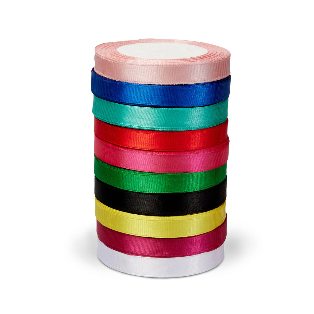 10 Satinbandrollen in verschiedenen, kräftig leuchtenden Farben übereinander gelegt.