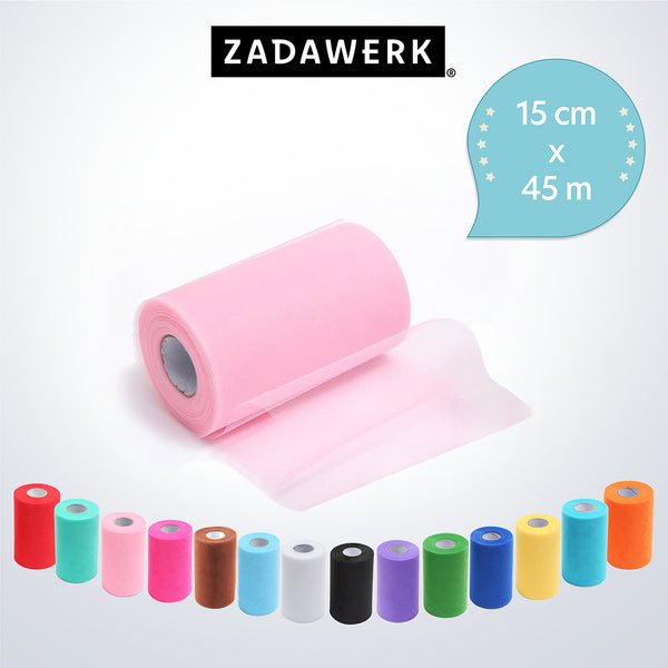Liegende rosafarbene Tüllrolle von ZADAWERK, etwas abgerollt, um die Materialbeschaffenheit zu zeigen, Breite und Länge der Stoffbahn (15 cm x 45 m) und eine Übersicht aller erhältlichen Farben.