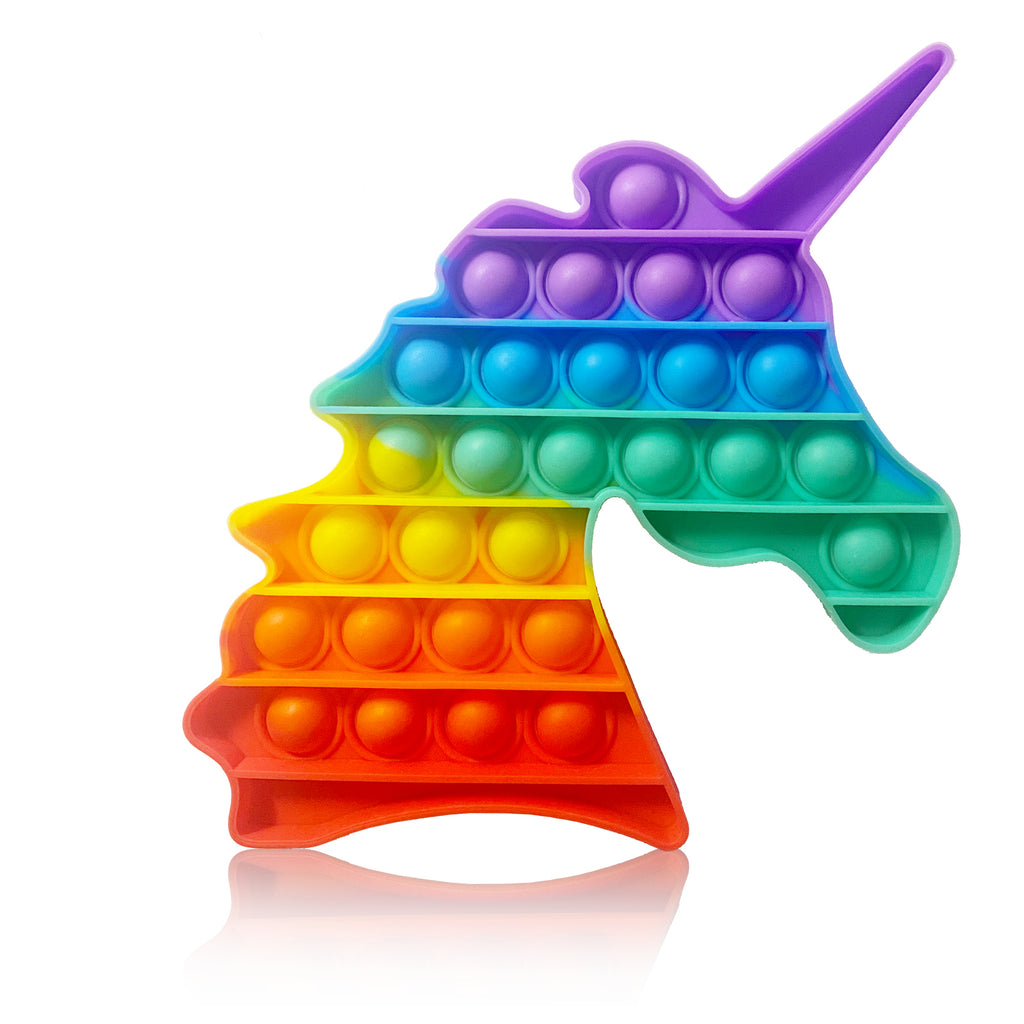 Eine weiche Silikonmatte in Form eines regenbogenfarbenen Einhornkopfes mit Noppen.